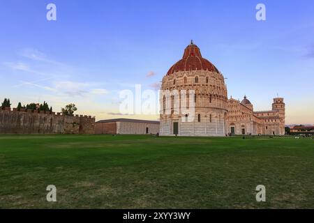 Pisa, Italia vista del Battistero, Cattedrale di Pisa e Torre Pendente in Piazza dei Miracoli Blu Cielo di tramonto Foto Stock