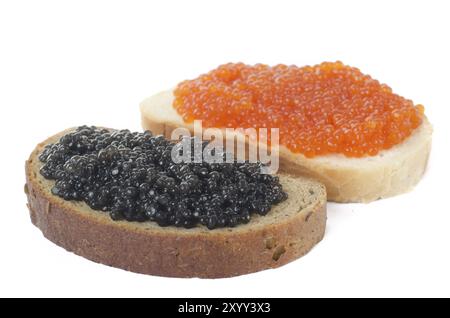 Panini con caviale rosso e nero. Isolato su un bianco Foto Stock