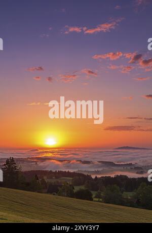 Alba sull'Auerberg, sopra la nebbiosa valle di Lech Foto Stock