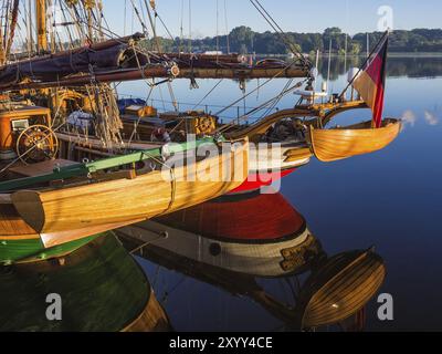 Navi a vela al mattino nel porto della città di Rostock Foto Stock