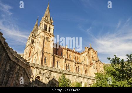 Covadonga santuario cattolico chiesa basilica a Cangas de Onis, Asturias, Spagna, Europa Foto Stock