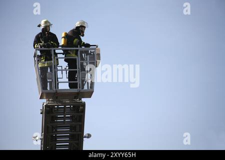 Vigili del fuoco durante un'esercitazione di salvataggio Foto Stock