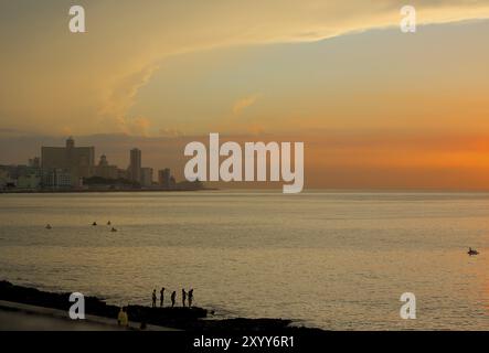 Atmosfera serale con tramonto al Malecon a l'Avana sera con tramonto al Malecon a l'Avana Foto Stock