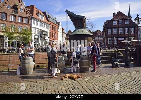 Europa, Germania, bassa Sassonia, Stade, regione metropolitana di Amburgo, città anseatica, porto anseatico, vista del mercato del pesce, gru in legno, socievole Foto Stock