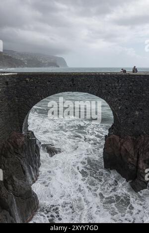 Vista di Ponta do Sol molo ponte in Madeira Foto Stock