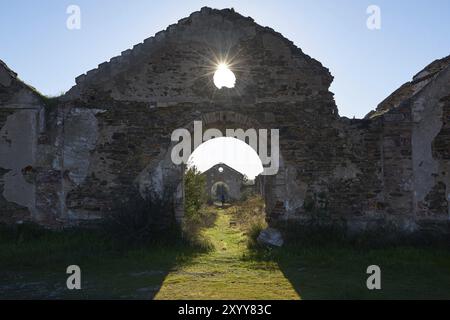 Donna ragazza abbandonata rovina edifici minerari paesaggio rosso a Mina de Sao Domingos, Portogallo, Europa Foto Stock