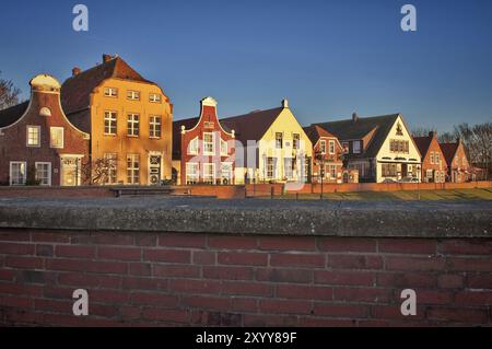 Le case dei pescatori nella Sielstrasse presso il porto di Greetsiel, Krummhoern, Frisia orientale, bassa Sassonia, Germania, Europa Foto Stock