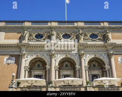 Dettaglio della facciata di uno storico teatro dell'opera con statue e decorazioni, stoccolma, Mar baltico, svezia, scandinavia Foto Stock