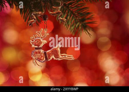 Decorazione dell'albero di Natale sul ramo di abete, bassa profondità di campo Foto Stock