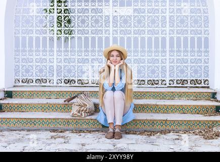 Giovane donna bionda per le strade di Tunisi, Tunisia, Africa Foto Stock