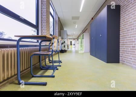 Mobili e ripostigli in alta scuola corridoio Foto Stock