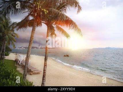 Tramonto prima della tempesta. Tramonto sulla spiaggia tropicale. Viaggio estivo e concetto di vacanza Foto Stock