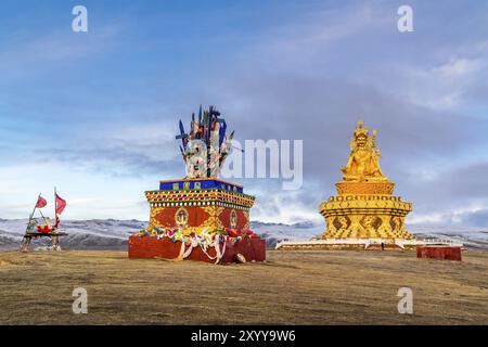 Statua sulla collina del monastero di Yarchen Gar a Sichuan, Cina, Asia Foto Stock