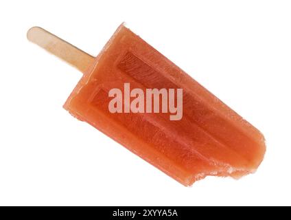 Porzione di pompelmo casalinga Popsicles isolati su sfondo bianco (messa a fuoco selettiva) Foto Stock