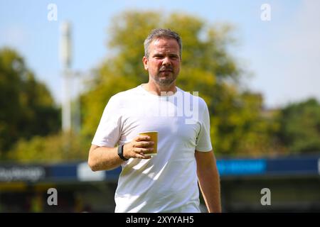 The Exercise Stadium, Harrogate, Inghilterra - 31 agosto 2024 allenatore dei Barrow Stephen Clemence - prima della partita Harrogate Town contro Barrow, EFL League 2, 2024/25, presso l'Exercise Stadium, Harrogate, Inghilterra - 31 agosto 2024 credito: Mathew Marsden/WhiteRosePhotos/Alamy Live News Foto Stock