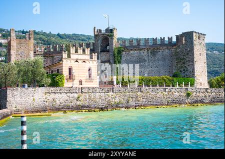 Castello medievale ¨Castello Scaligero¨ nella piccola città di Torri del Benaco lungo il Lago di Garda, Italia. Foto Stock