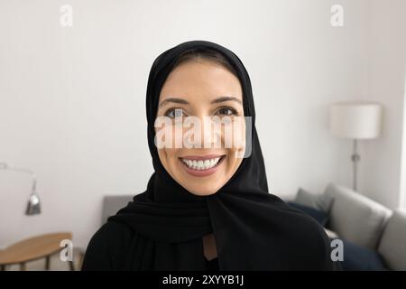 Ritratto facciale di una donna araba felice che posa per un colpo alla testa Foto Stock