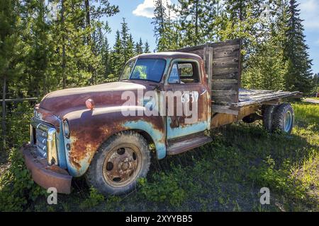 Fort Fraser, British Columbia, Canada. Giugno 17, 2018. Vecchia auto arrugginite nella foresta Foto Stock