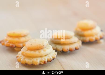 Biscotti di Natale su un tavolo di legno Foto Stock