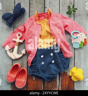 Piccolo bambino o bambina accessori e abbigliamento su sfondo turchese Foto Stock