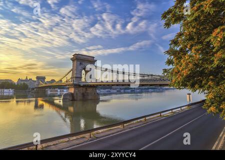 Alba al Ponte delle catene di Budapest, Ungheria, Europa Foto Stock