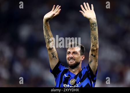 Milano, Italia. 30 agosto 2024. Francesco Acerbi del FC Internazionale gesti durante la partita di calcio di serie A tra FC Internazionale e Atalanta BC allo Stadio Giuseppe Meazza il 30 agosto 2024 a Milano. Crediti: Marco Canoniero/Alamy Live News Foto Stock