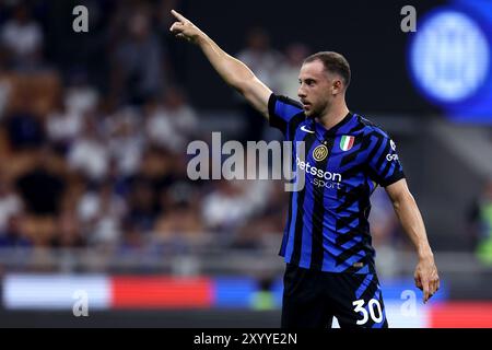 Milano, Italia. 30 agosto 2024. Carlos Augusto del FC Internazionale gesti durante la partita di calcio di serie A tra FC Internazionale e Atalanta BC allo Stadio Giuseppe Meazza il 30 agosto 2024 a Milano. Crediti: Marco Canoniero/Alamy Live News Foto Stock