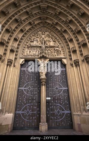 Portale ovest, timpano con raffigurazione del giudizio universale, Cappella di Santa Maria, Wuerzburg, bassa Franconia, Baviera, Germania, Europa Foto Stock