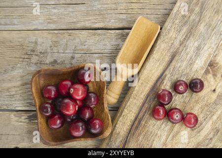 Scena rustica cucina con mirtilli rossi freschi un simbolo di salute e benessere, spesso indicato come un superfood Foto Stock