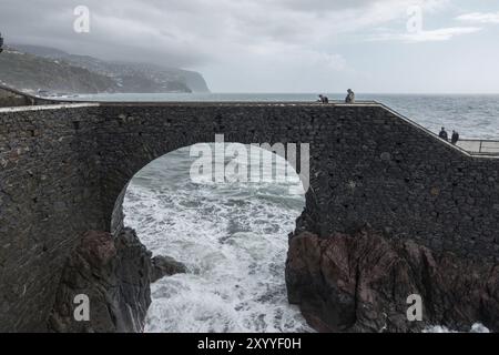 Vista di Ponta do Sol molo ponte in Madeira Foto Stock