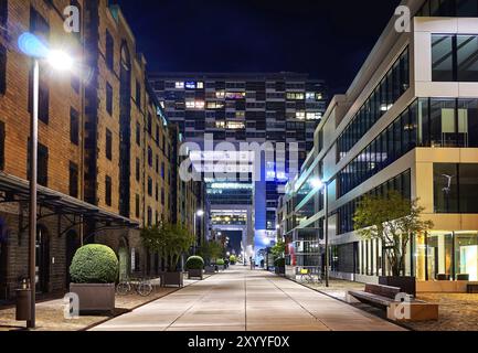 Rheinauhafen edifici moderni a Colonia di notte Foto Stock