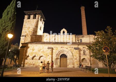 Chiesa romanica Iglesia de Santa Maria de la Horta di notte, centro storico di Zamora, provincia di Zamora, Castiglia e León, Spagna, Europa Foto Stock