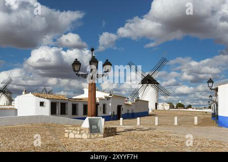 Lampione e mulino a vento in un pittoresco villaggio con case bianche e strade acciottolate, mulini a vento e villaggio, campo de Criptana, provincia di Ciudad Real Foto Stock