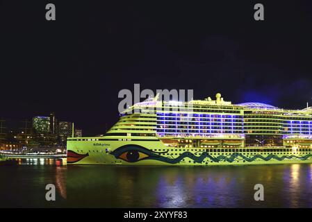 Europa, Germania, Amburgo, Elba, Vista sull'Elba fino a St. Pauli Landungsbruecken, Skyline St. Pauli di notte, nave passeggeri AIDAprima, AIDA, prim Foto Stock