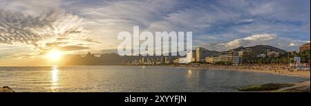 Paesaggio panoramico delle spiagge di Arpoador, Ipanema e Leblon a Rio de Janeiro durante il tramonto con il cielo e la collina due fratelli e la pietra di Gavea Foto Stock