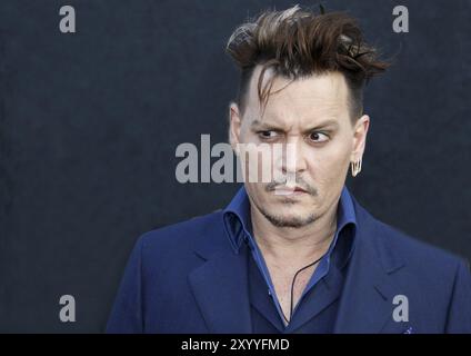 Johnny Depp alla prima di Los Angeles di "Alice attraverso il vetro" tenutasi all'El Capitan Theater di Hollywood, USA il 23 maggio 2016 Foto Stock