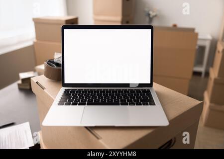 Laptop con schermo bianco posizionato sopra la scatola Foto Stock