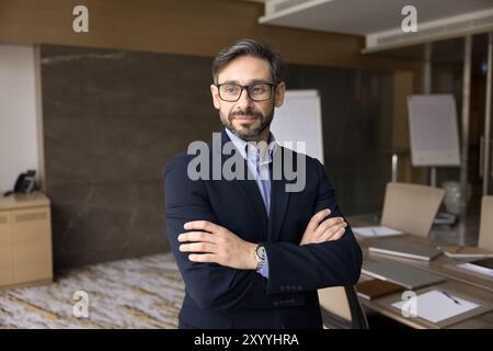 Responsabile aziendale fiducioso e penoso in carica Foto Stock