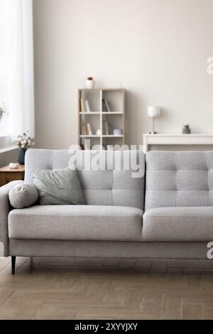 Il soggiorno era arredato con mobili belli ma semplici Foto Stock