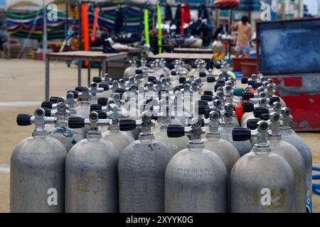 Contea di Goseong, Corea del Sud - 28 luglio 2024: Una vista ravvicinata delle vasche subacquee allineate e pronte per l'uso al porto di Gyoam, con equipaggiamento da immersione colorato e. Foto Stock