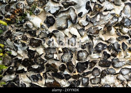 Un primo piano di una sezione di un muro di selce intrecciato Foto Stock