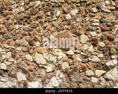 Un primo piano di una sezione di un vecchio muro di macerie Foto Stock