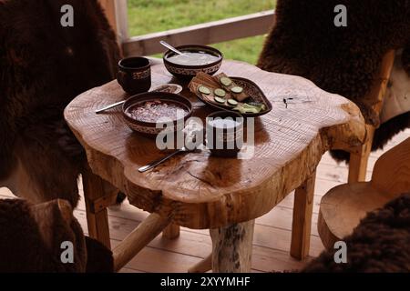 Diversi piatti della cucina Ucraina su un tavolo di legno nel Cafe' Foto Stock