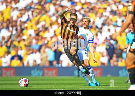 Leeds, Regno Unito. 31 agosto 2024. Il centrocampista dell'Hull City Marvin Mehlem (8) e il centrocampista del Leeds United Ethan Ampadu (4) combattono per il pallone durante il match del Leeds United FC contro Hull City AFC Sky BET EFL Championship a Elland Road, Leeds, Inghilterra, Regno Unito il 31 agosto 2024 Credit: Every Second Media/Alamy Live News Foto Stock