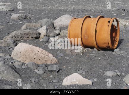 Barile arrugginito su una spiaggia di lava in Islanda Foto Stock