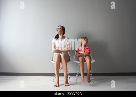 Furious giovane madre in una discussione con la sua piccola figlia. Problemi tra generazioni concept Foto Stock