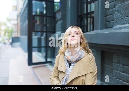 Le donne di mezza età attraversano la città e sorridono. Concetto di felicità Foto Stock