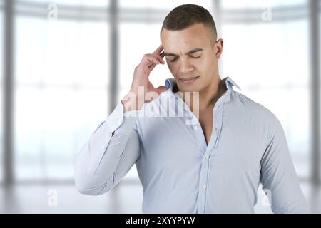 L uomo che soffre di un mal di testa, tenendo la mano alla testa Foto Stock