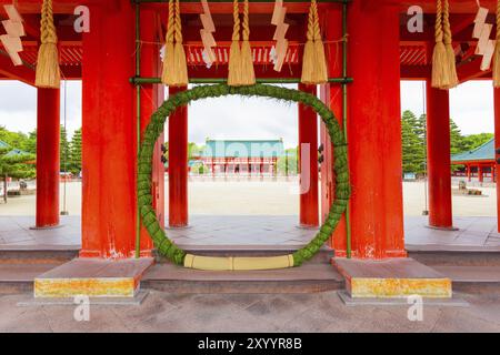 Chinowa kuguri verde, una corona circolare di erba per la purificazione alla porta della torre d'ingresso nel Santuario Heian-Jingu, aperto sul cortile interno e Taikyoku Foto Stock