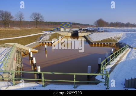 Chiudete a Lake Senftenberg, Lusatian Lake District, watergate Senftenberger Lake in inverno, Lusatian Lake District Foto Stock